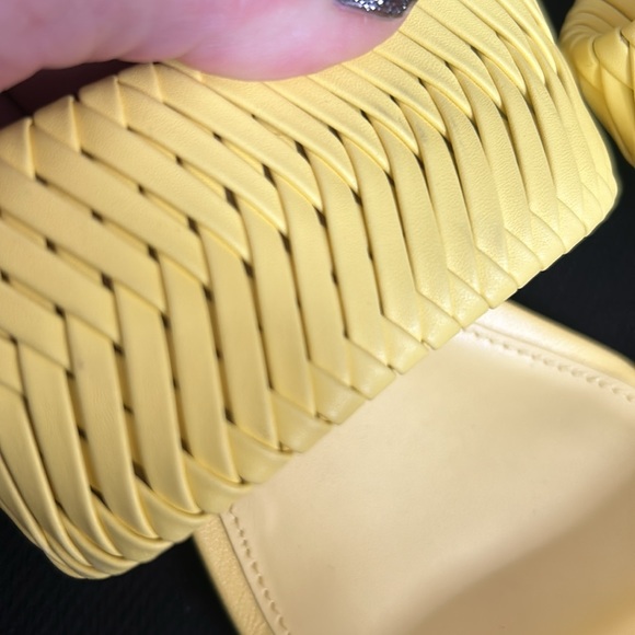 Vince Camuto size 8 yellow sandals - Picture 5 of 5